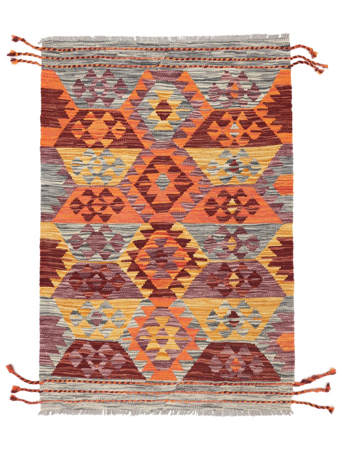 Een rechthoekig Kelim Afghan tapijt in multicolor, met traditionele geometrische patronen en een handgeweven constructie van wol.