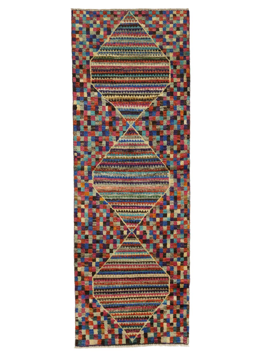 Een levendige handgemaakte wollen loper uit Afghanistan met een kleurrijk dambordpatroon en ruitmotieven.