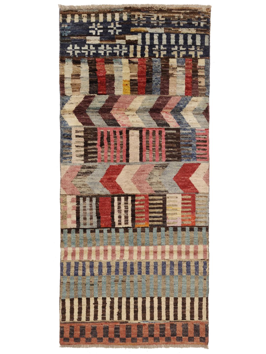 Un tapis couloir afghan vibrant et unique présentant des motifs géométriques multicolores et des bandes de rayures.