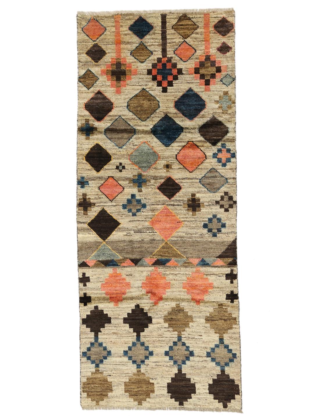 Håndknyttet afghansk løber med farverige geometriske diamantmønstre på en beige baggrund