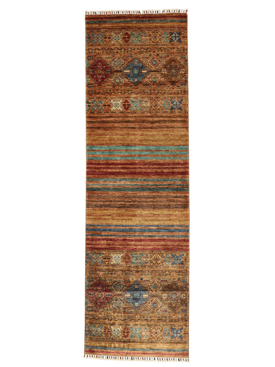 Een lange, handgeknoopte loper uit het Midden-Oosten met tribale geometrische motieven in rode, blauwe en bruine tinten.