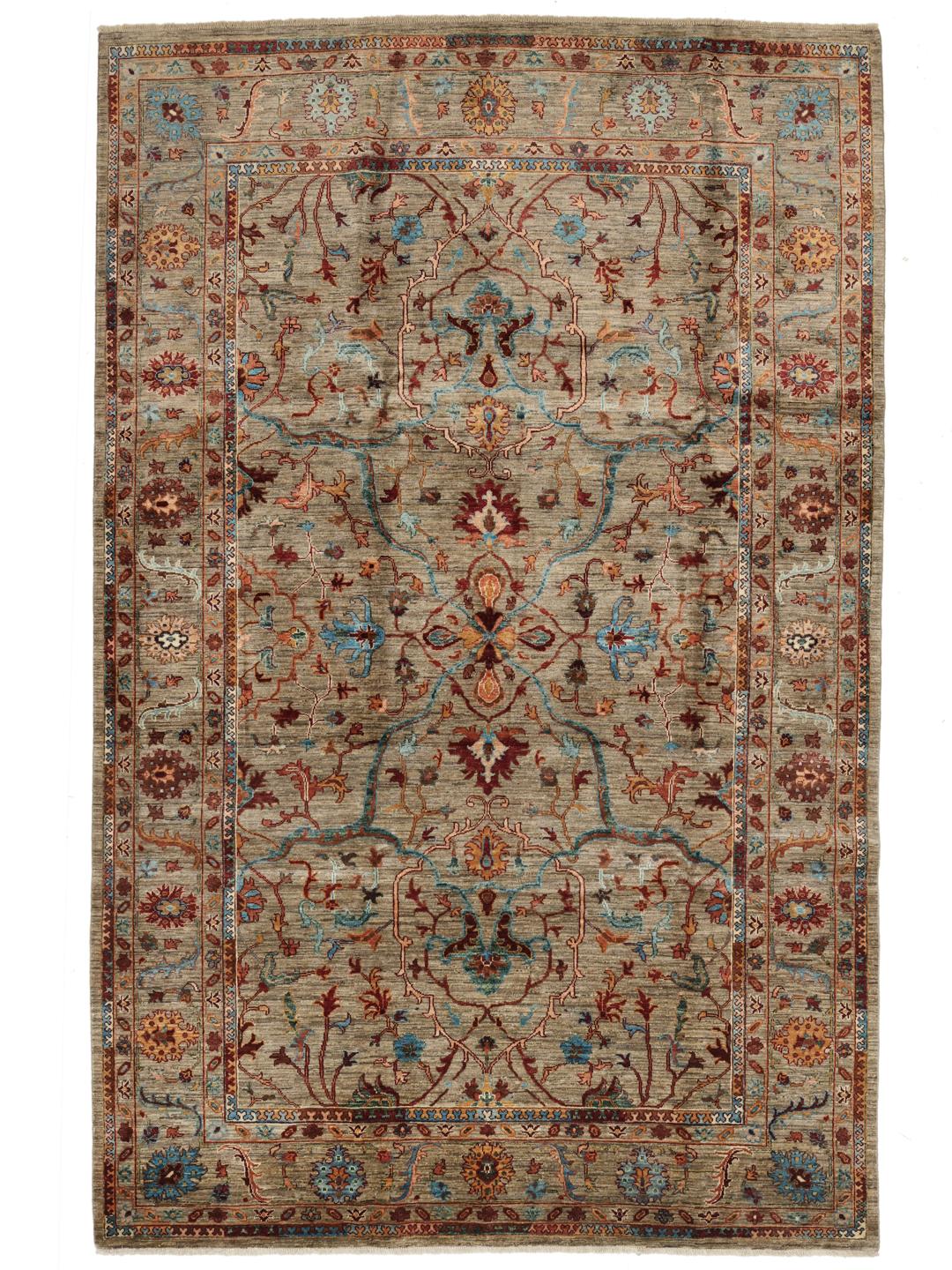Et håndknyttet afghansk tæppe med blomstermotiver i beige, blå og røde toner.
