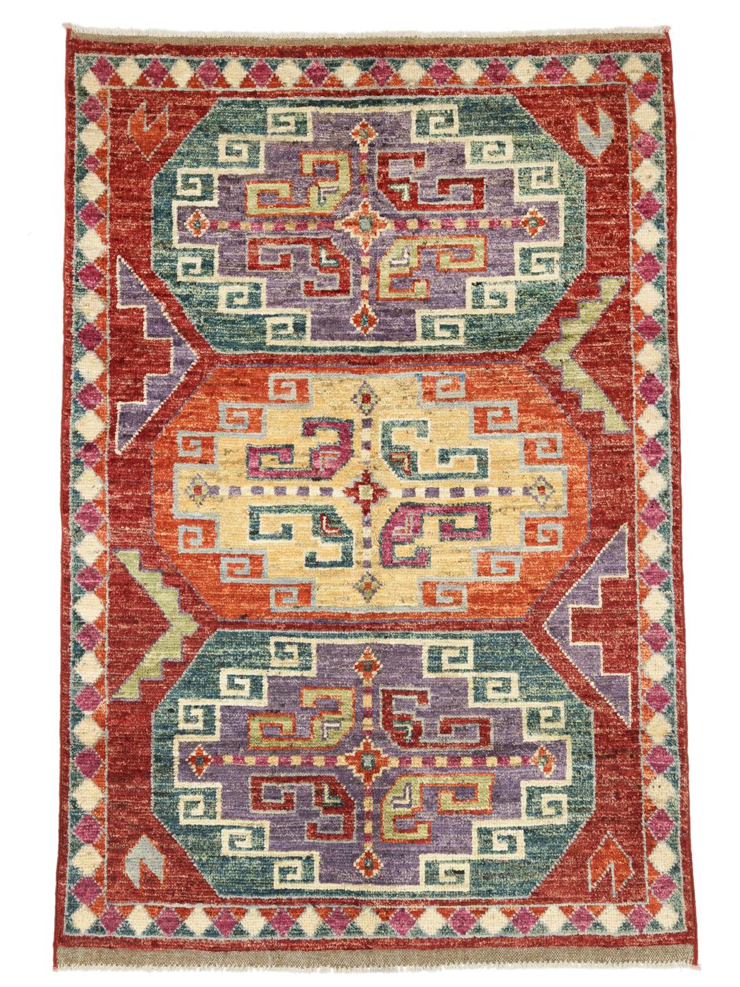 Un covor Kazak vibrant înnodat manual din Afganistan cu modele geometrice îndrăznețe din lână multicoloră.