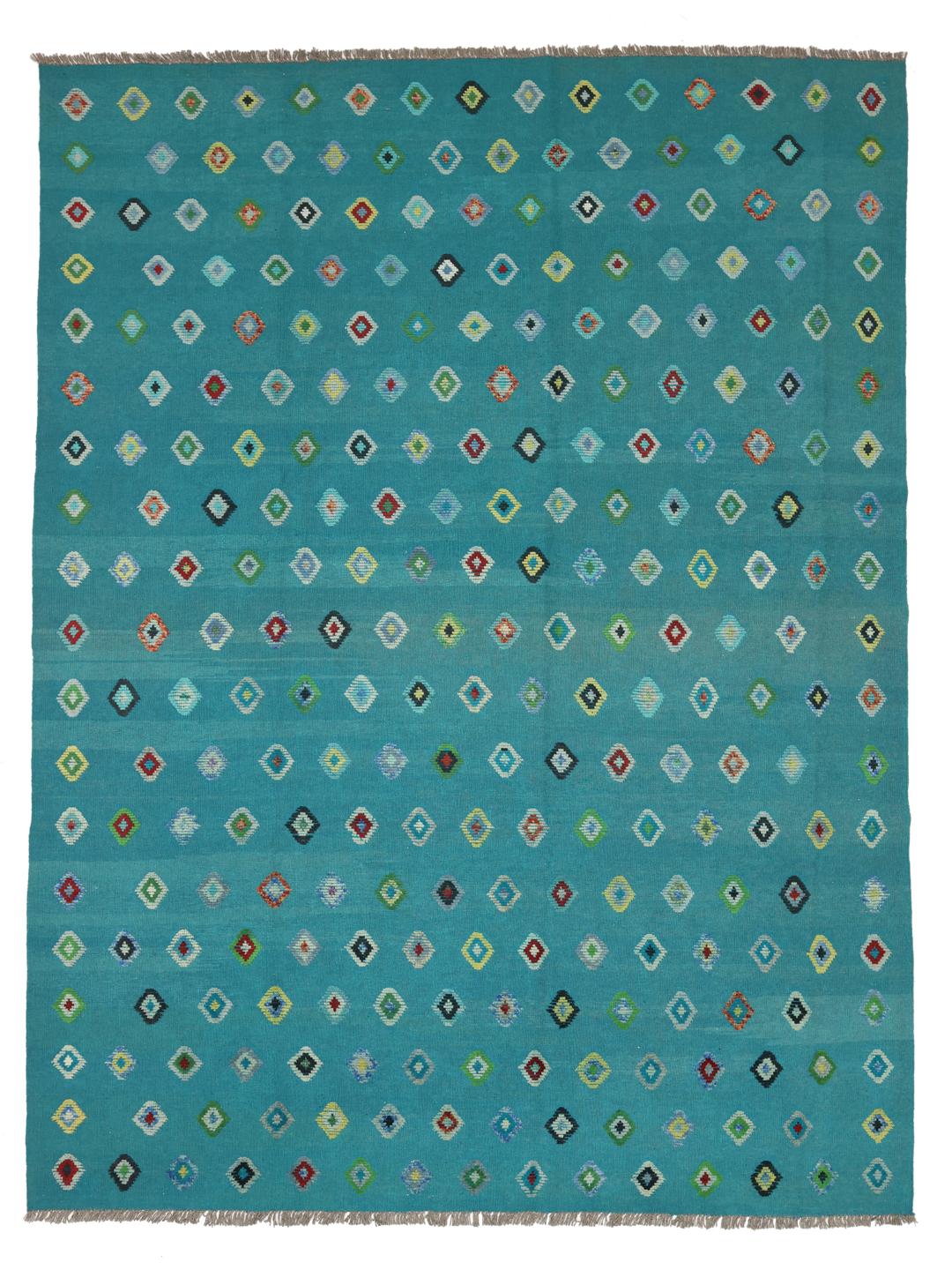 Handgeweven Afghaans Kelim kleed in een levendige blauwgroene kleur met kleurrijke geometrische ruitpatronen.