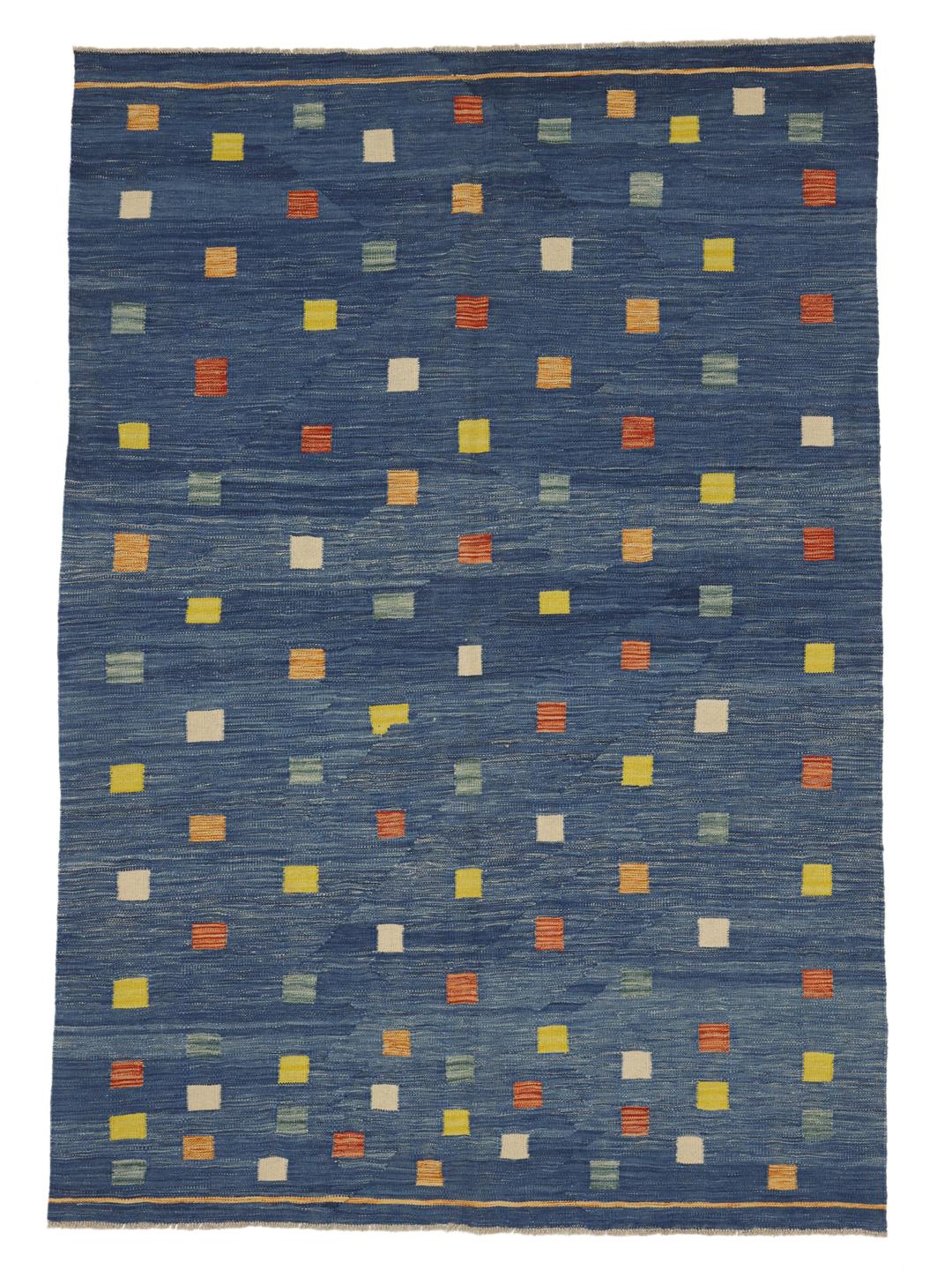 Een handgeweven Kilim-tapijt uit Afghanistan met een blauwe achtergrond en veelkleurige vierkante patronen.