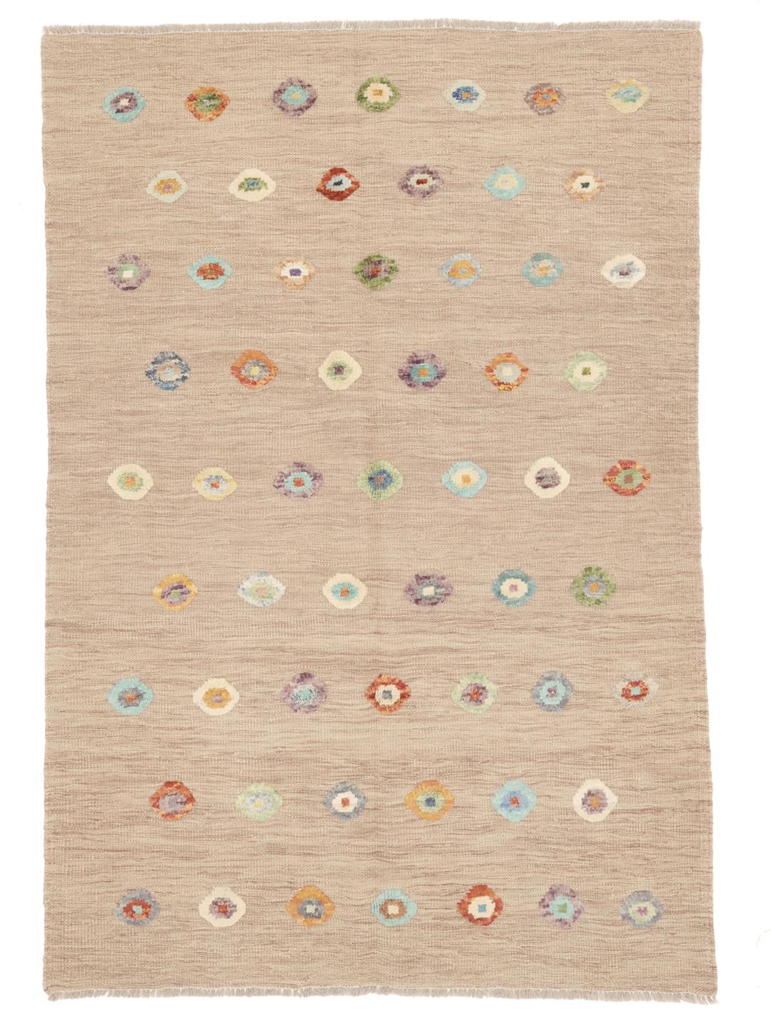 Tappeto Kilim Nimbaft artigianale dal Medio Oriente con campo beige e motivi sparsi colorati