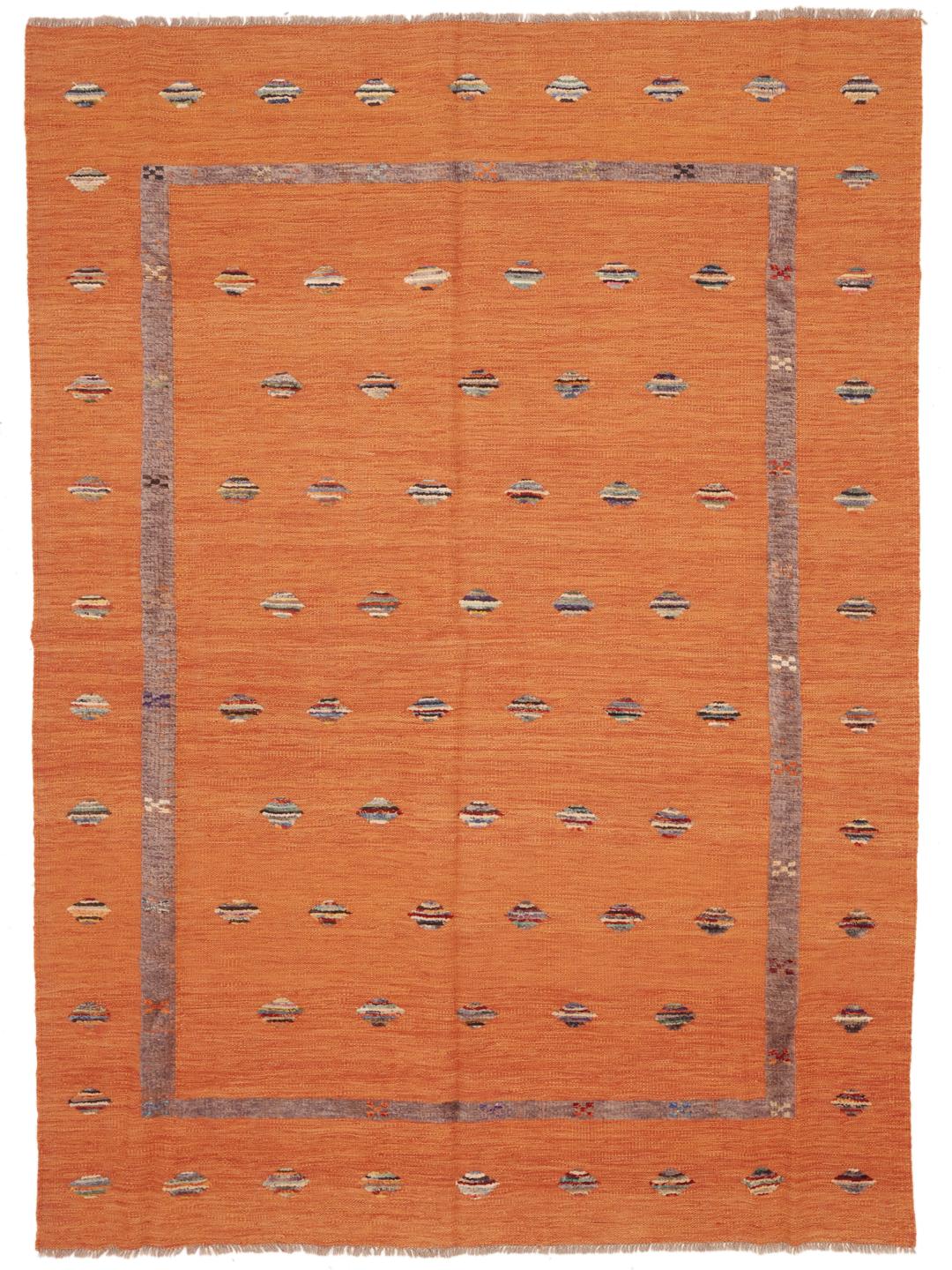 Een handgeweven oranje Kelim Nimbaft kleed uit Afghanistan met een herhalend geometrisch motief.