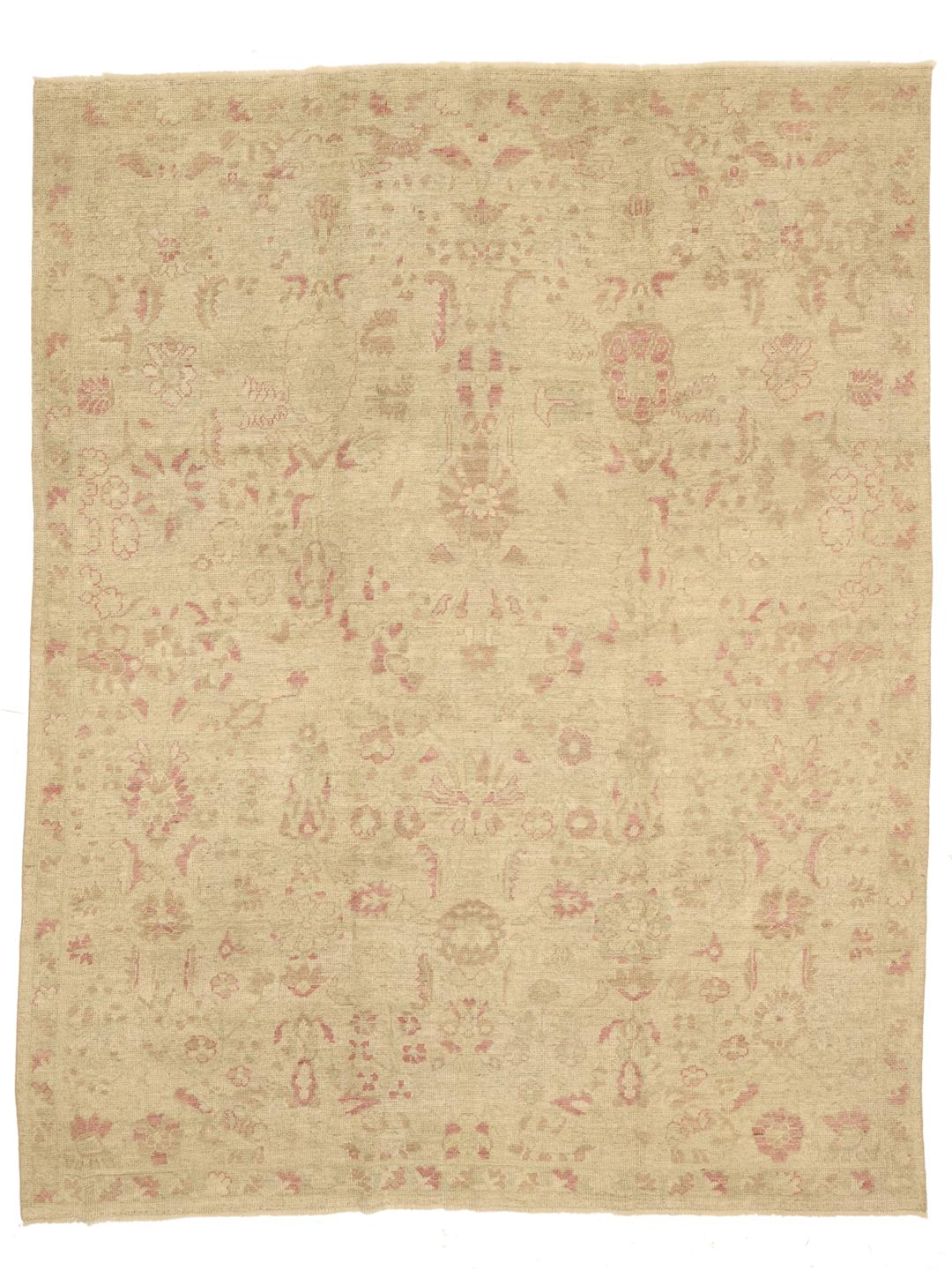 Alfombra Usak anudada a mano de Afganistán con delicados motivos florales en tonos beige y rosa.