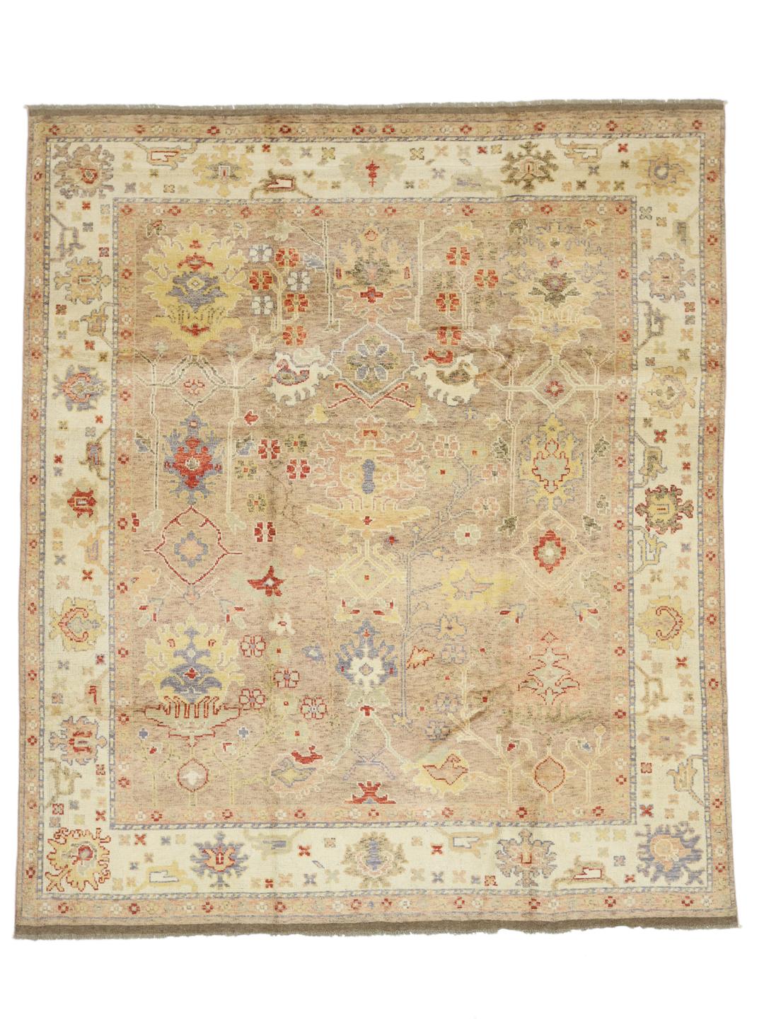 Een groot, handgeknoopt Afghaans Usak tapijt met een zacht beige en meerkleurig botanisch patroon.