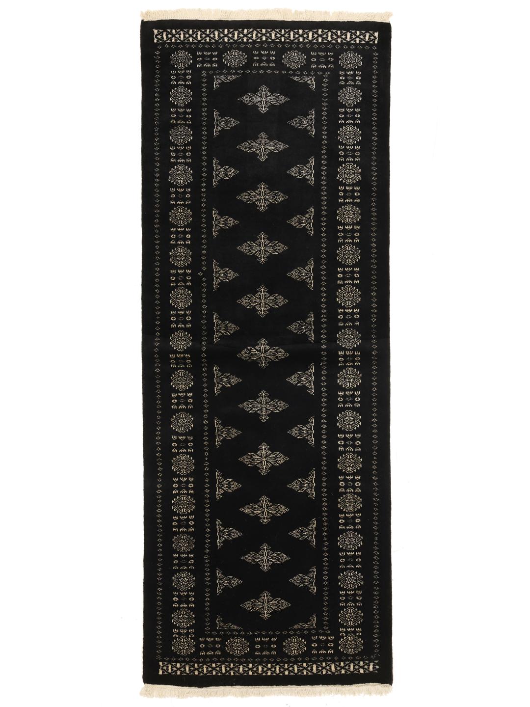 Tapis couloir pakistanais noir aux motifs traditionnels