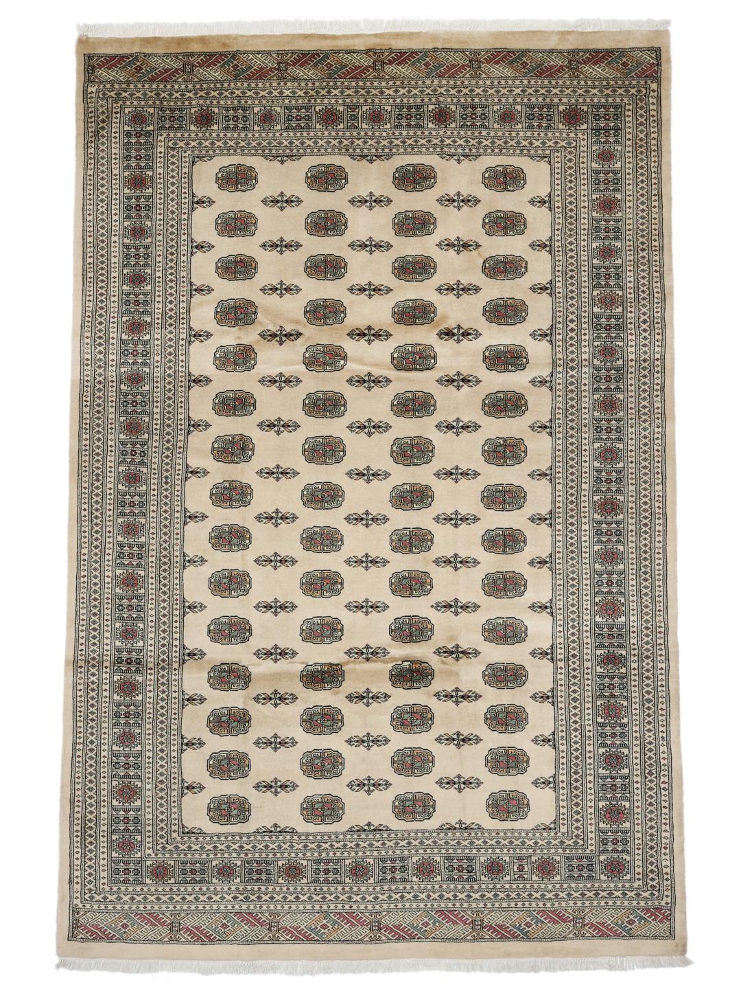 Håndknyttet beige Pakistan Bokhara-tæppe med traditionelle gul-motiver.