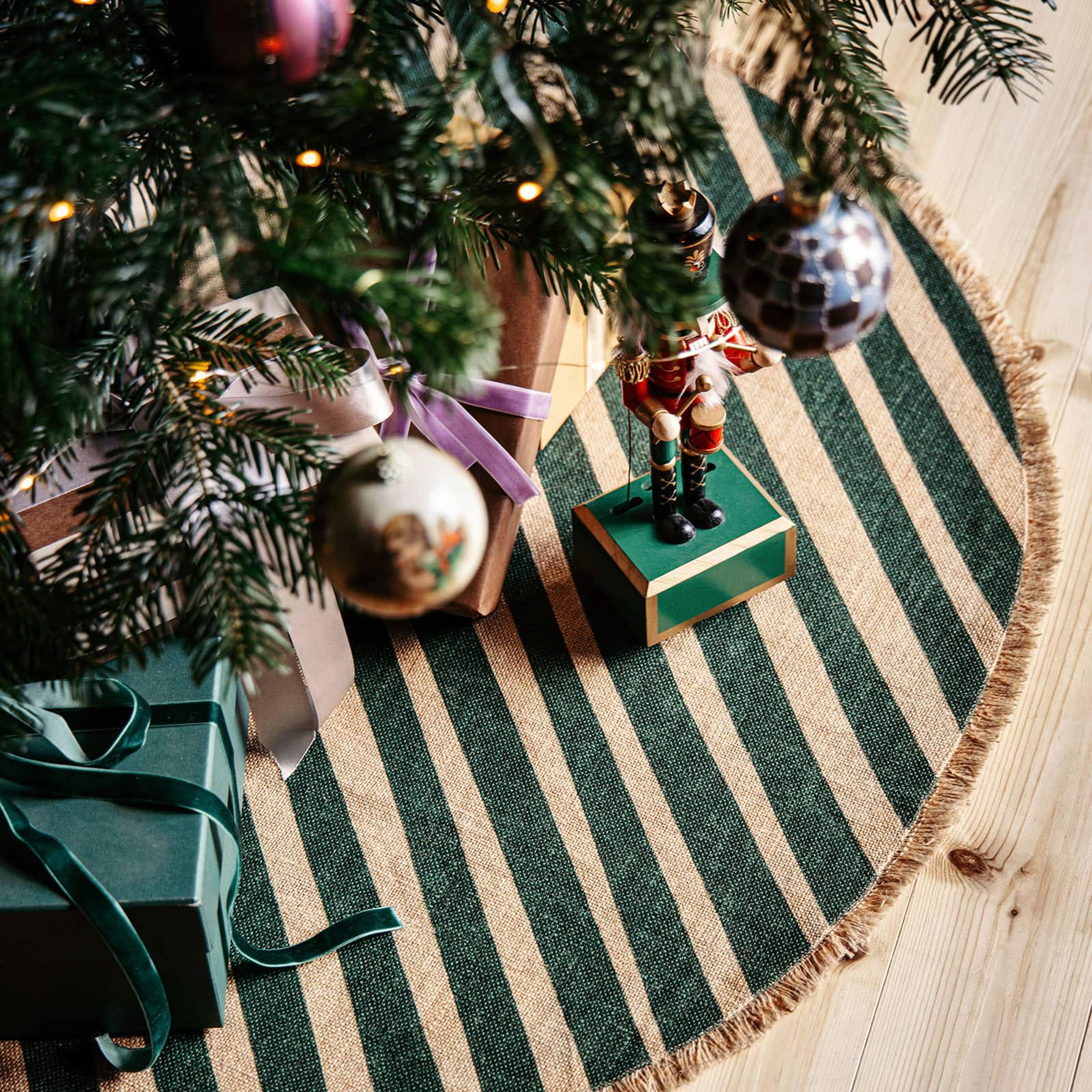 Decorating with a Christmas tree rug: 6 top tips